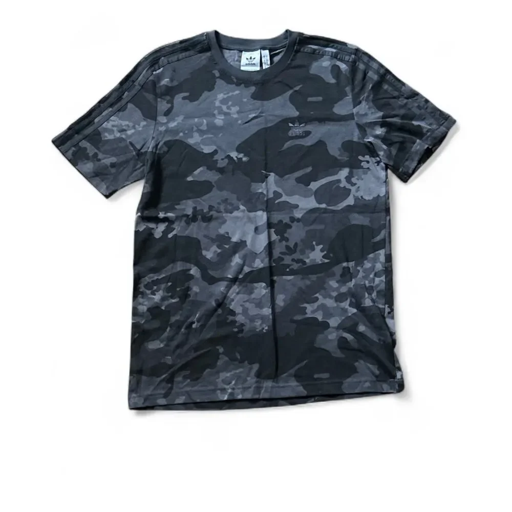 Adidas Originals Men's Graphics Camouflage T-Shirt in Carbon Size Medium